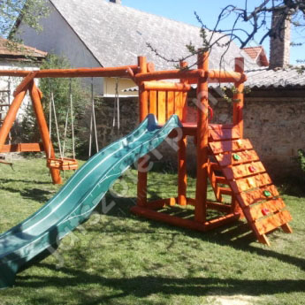 Bástyás hinta mászófallal rönkfából