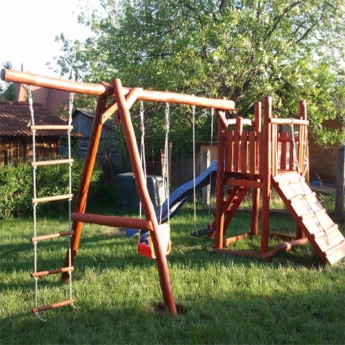 Bástyás hinta mászó rámpával rönkfából nagy torony