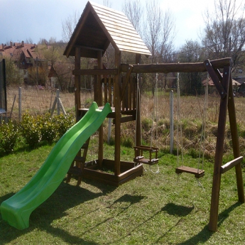 Homokozós nagy torony fatetővel