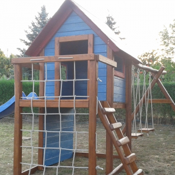 KUCKÓS NAGYTORORNY FA TETŐVEL, ERKÉLLYEL MÁSZÓ HÁLÓVAL, ÓRIÁS MÁSZÓ FALLAL