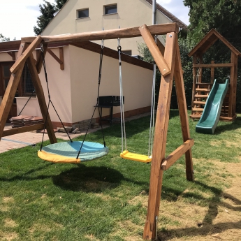 Fahomokozó, tetős nagy torony, mászó fallal különálló fészekhintás hinta állvány