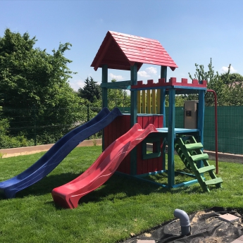 Kuckós iker tornyok mászóhálóval, mászó fallal, tűzoltó csővel