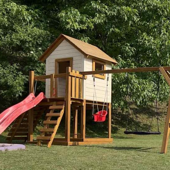 Óriás felhő kuckós torony hintával