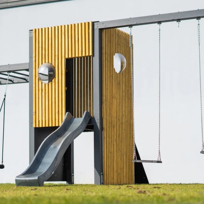 Óriás torony óriás mászó fallal lajhármászóval hintával és nyújtóval