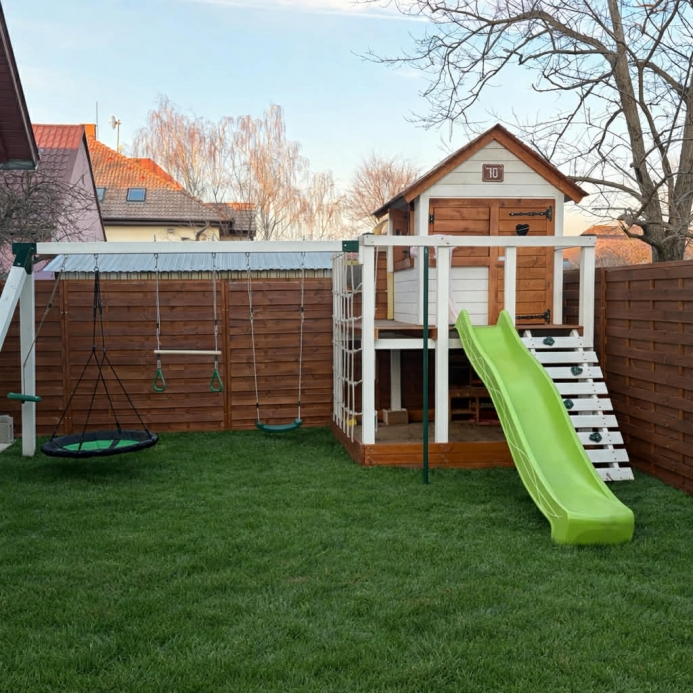 Óriás kuckó L alakú erkéllyel mászó fallal óriás homokozóval hosszú hinta rúddal