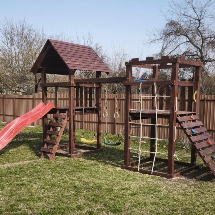 Fa tetős torony és  bástya lajhármászóval, mászó fallal s tűzoltó csővel