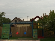 Színes óriás homokozós torony, fa tetővel ,óriás köteles mászókával és kis mászófallal