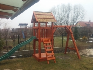 Homokozós kis torony, nádtetővel, homokozó tetővel, egy állású hintával