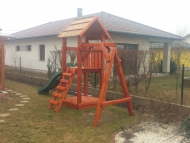 Homokozós kis torony, nádtetővel, homokozó tetővel, egy állású hintával