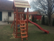 Nádtetős kis torony, hosszú rúddal, fészekhintával