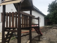 Nádtetős nagy torony, híddal, homokozó tetővel