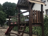 Nádtetős nagy torony, híddal, homokozó tetővel