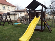 Óriás fatetős torony, mászó fallal, homokozó tetővel, hosszú rúddal, óriás mászókával, fészekhintával